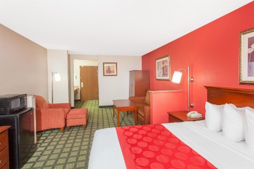 Ramada Limited Decatur image 10